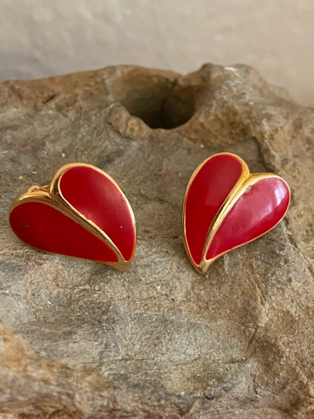 5/$10❤️❤️❤️Vintage 90s Gold-Tone Red Heart Stud Earrings